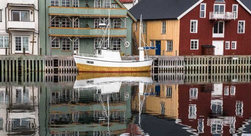 bateau-quai-maisons-colorees-port-Henningsvaer-Lofoten-Norvege.jpg