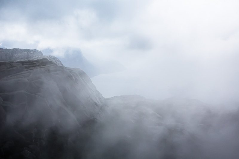 Lysefjord-Preikestolen-brume-fjord-Norvege.jpg