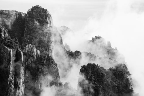 montagnes-jaunes-chine-huangshan-brume-nuages-noir-et-blanc-zen-3-credit-Regine-Heintz.jpg