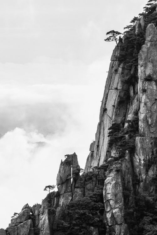 montagnes-jaunes-chine-huangshan-brume-nuages-noir-et-blanc-zen-8-credit-Regine-Heintz.jpg